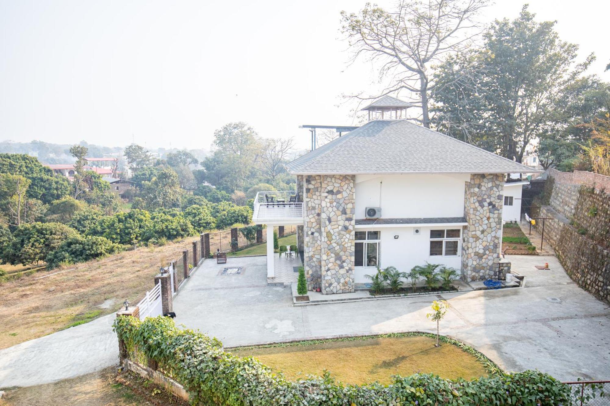 Lazy Fox Hideout - Panoramic View Cottage เดห์ราดุน ภายนอก รูปภาพ