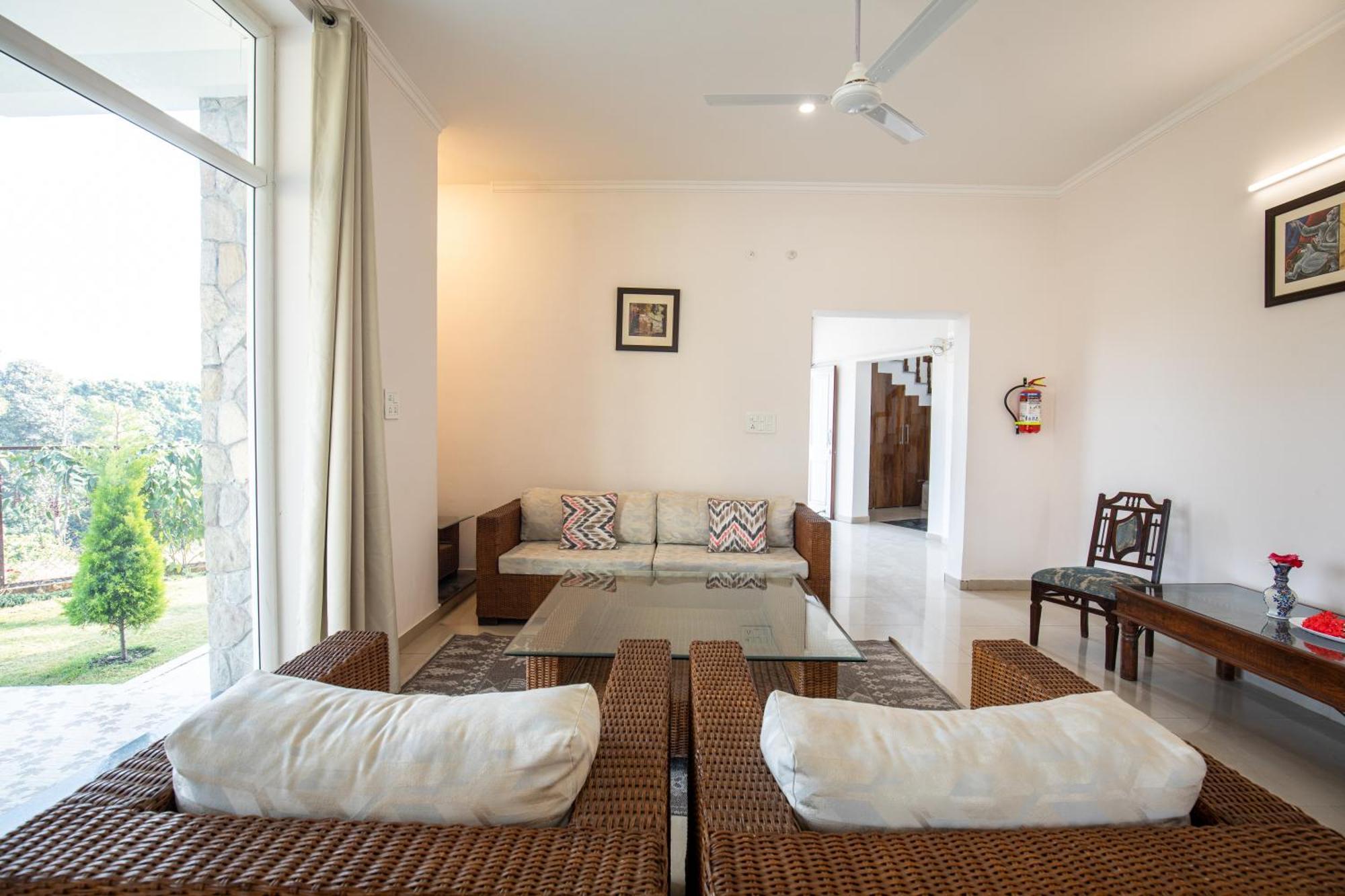 Lazy Fox Hideout - Panoramic View Cottage เดห์ราดุน ภายนอก รูปภาพ